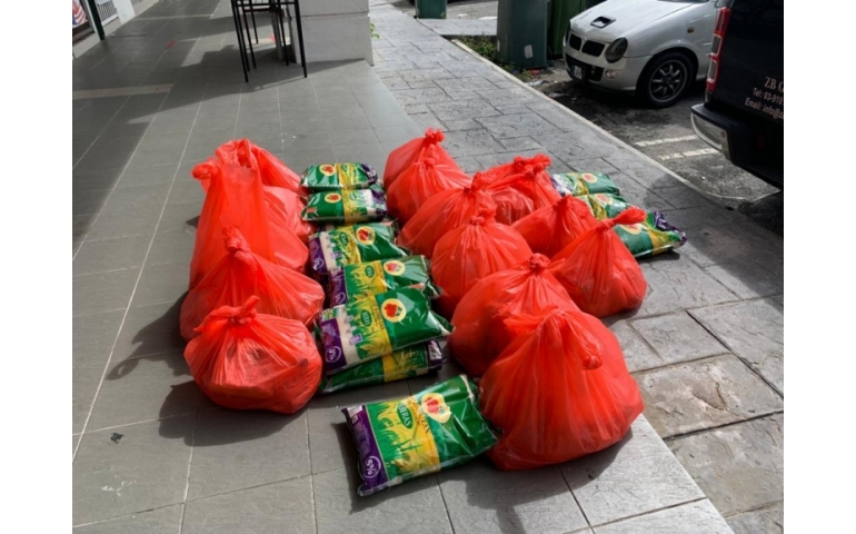AKTIVITI MEMBUNGKUS PEK MAKANAN UNTUK SUMBANGAN
